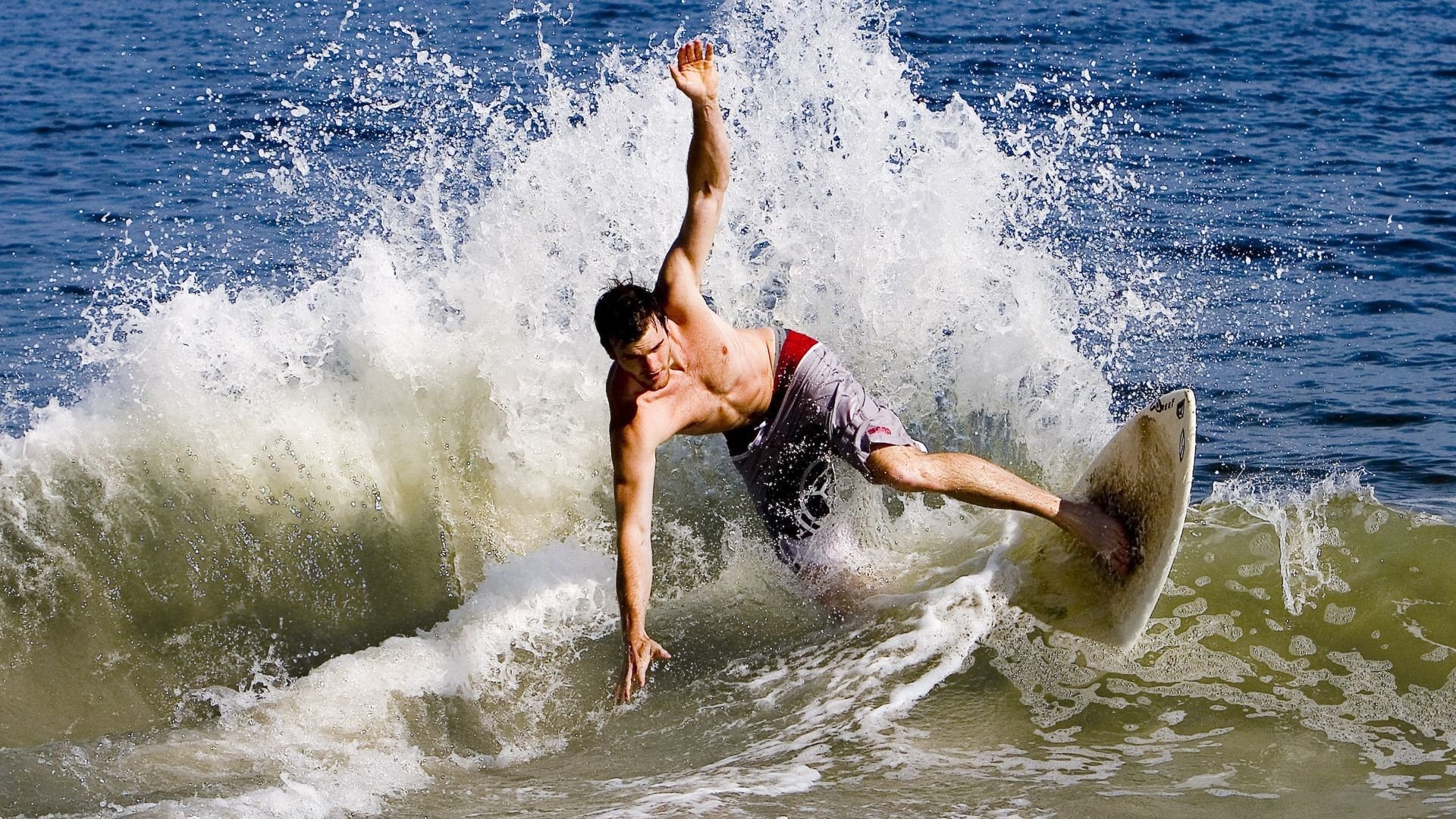 约基奇关键战不手软，马刺强势晋级黄蜂，当巨星统治力遇上团队韧性