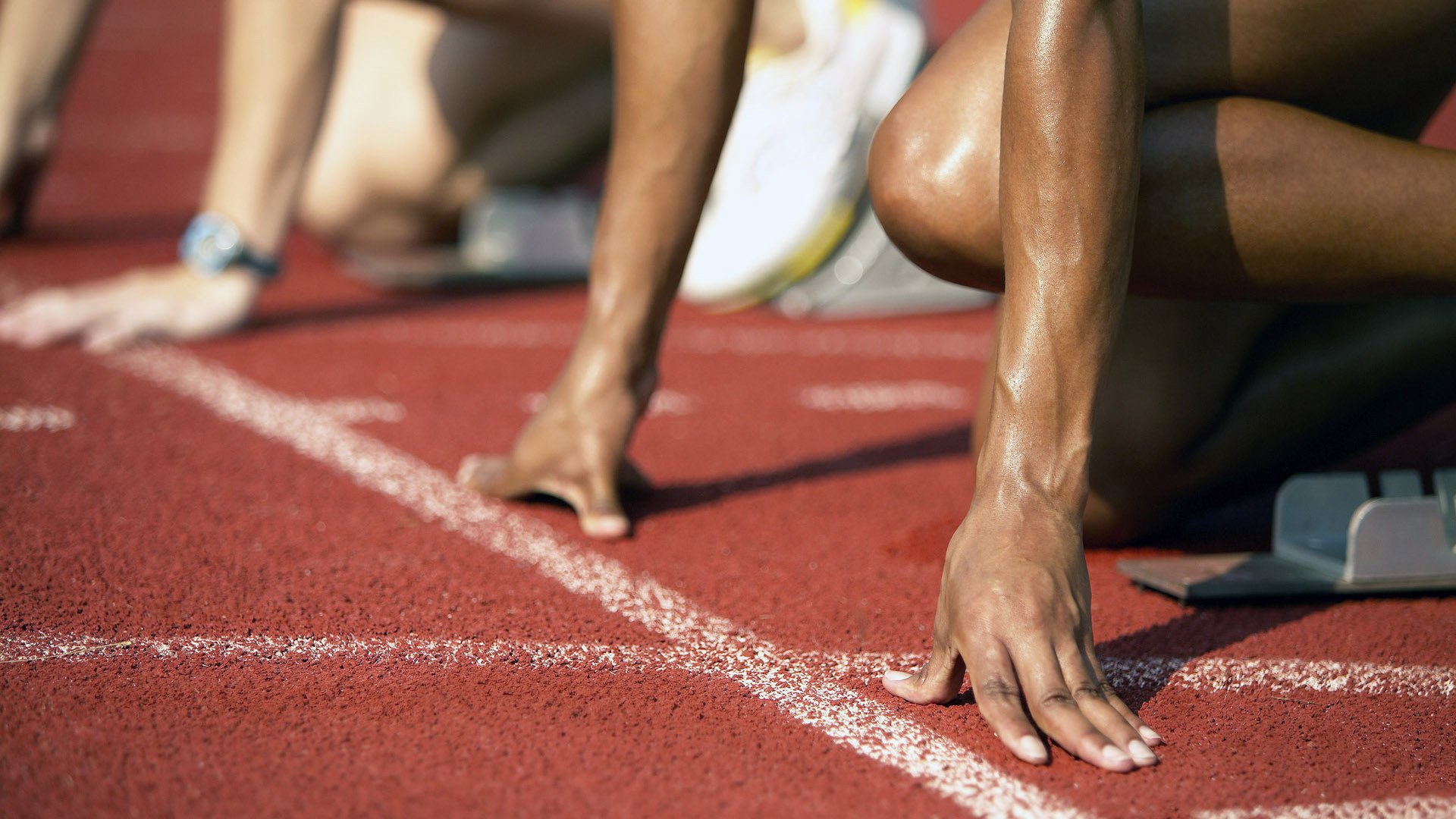 黄鸭组合绝境展翅，泰国队险胜丹麦队书写羽坛新章